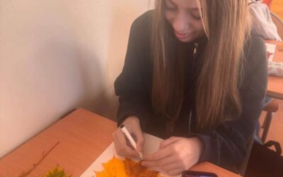 🍁🎨 Jesień malowana liśćmi– kreatywna lekcja plastyki w klasie 7a! 🍂🍃
